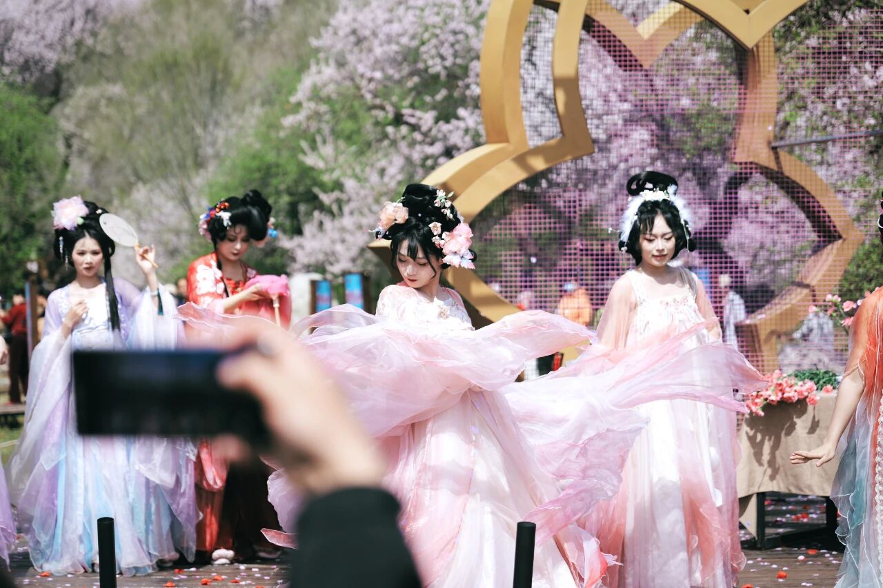 乌素图杏花谷有“花神”出没，可互动可拍照，来领取你春天的第一枝花吧